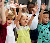 Kinder singen zusammen